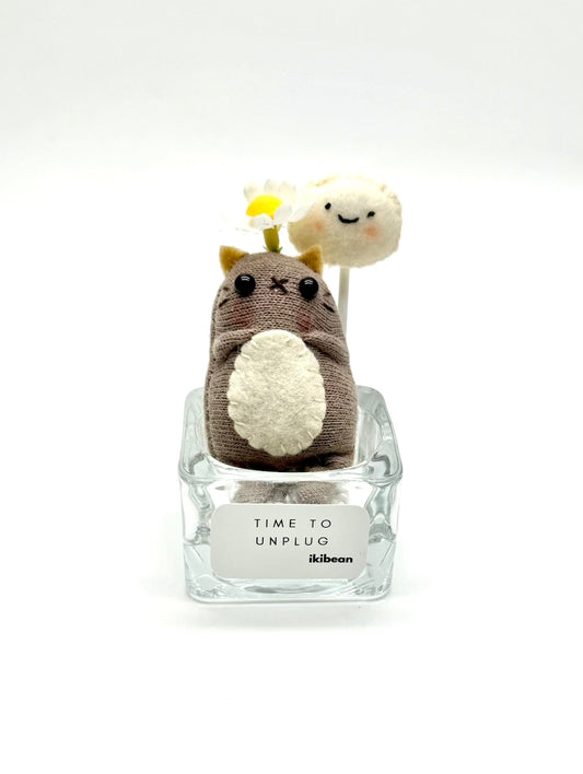ikibean desk friend kit Tammy (The Book Lover)